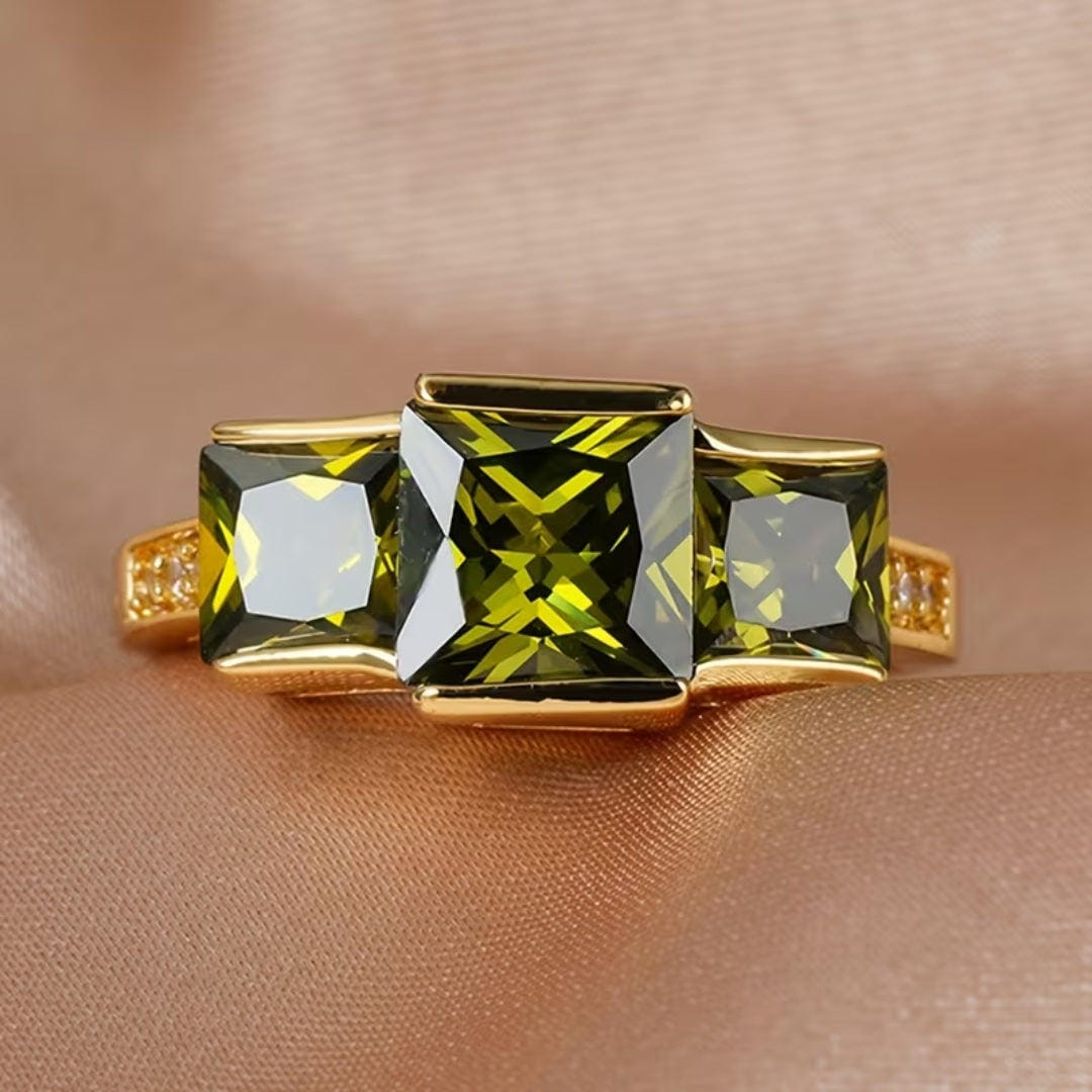 Anillo de tres piedras en verde oliva