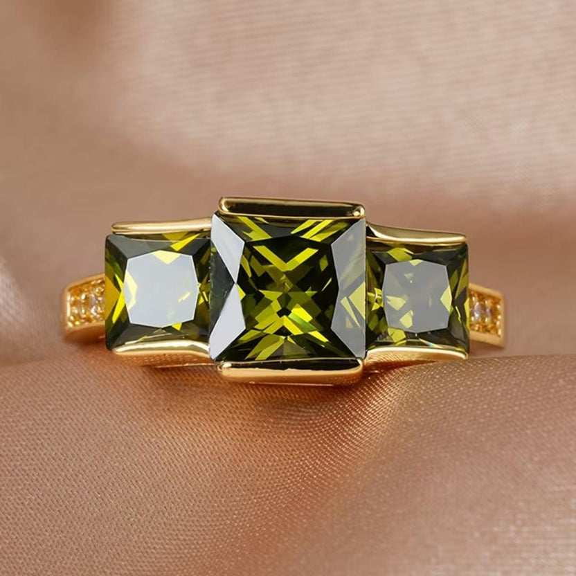 Anillo de tres piedras en verde oliva