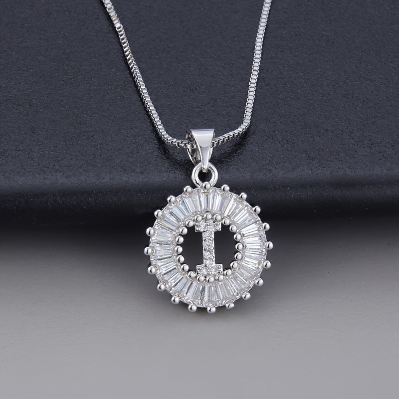 Collar con inicial de circonita en oro blanco – imagen 9