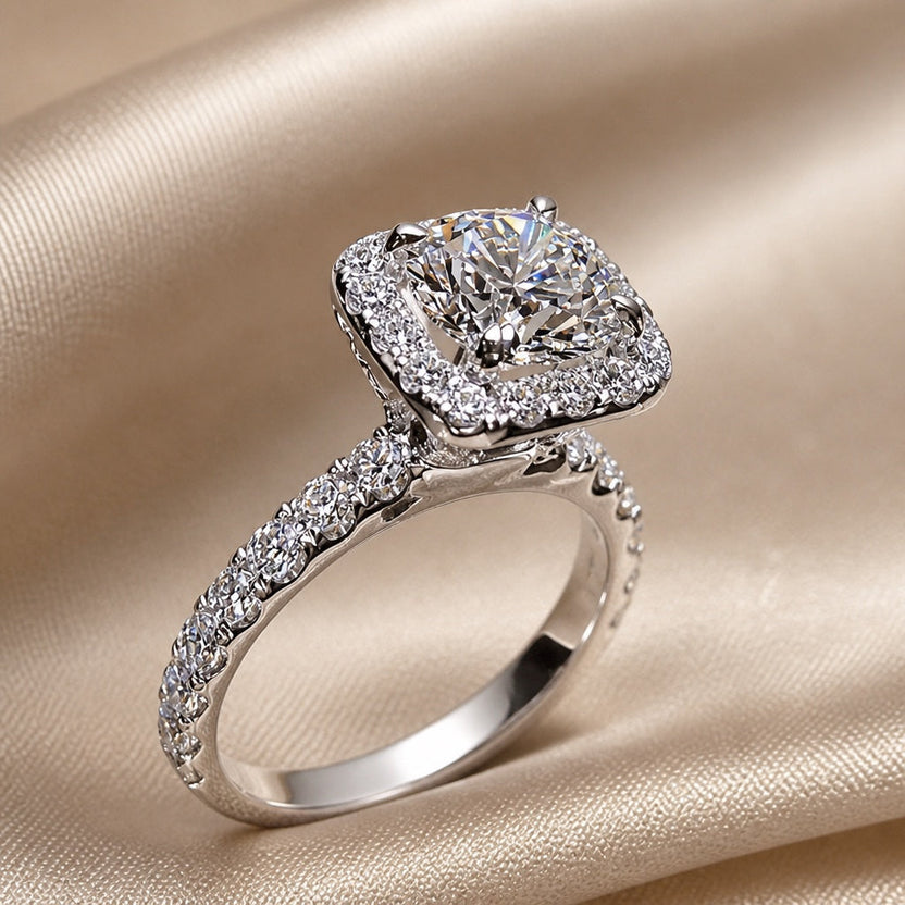 Anillo de oro blanco con circonitas incrustadas