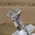 Anillo de oro blanco con circonitas incrustadas – imagen 2