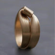 Anillo Golden Knot de acabado cepillado