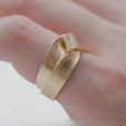 Anillo Golden Knot de acabado cepillado – imagen 3