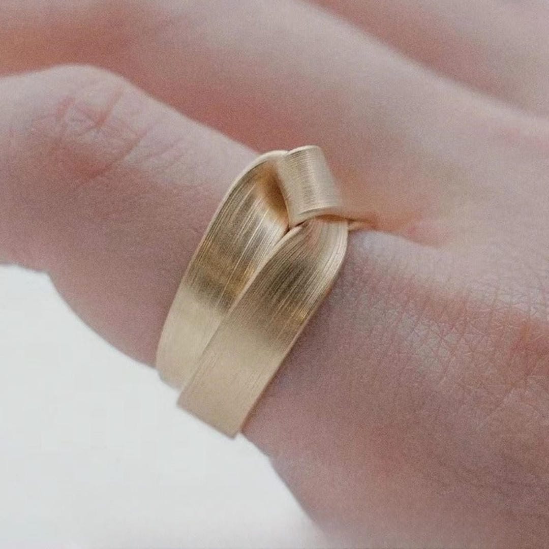 Anillo Golden Knot de acabado cepillado – imagen 3
