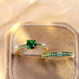 Set de anillos dorados Serena con esmeralda doble – imagen 2