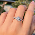 Anillo Aurora Vine de circonita en oro blanco – imagen 2