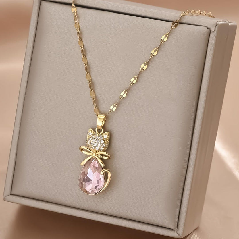Collar con colgante felino de piedra rosa y circonita