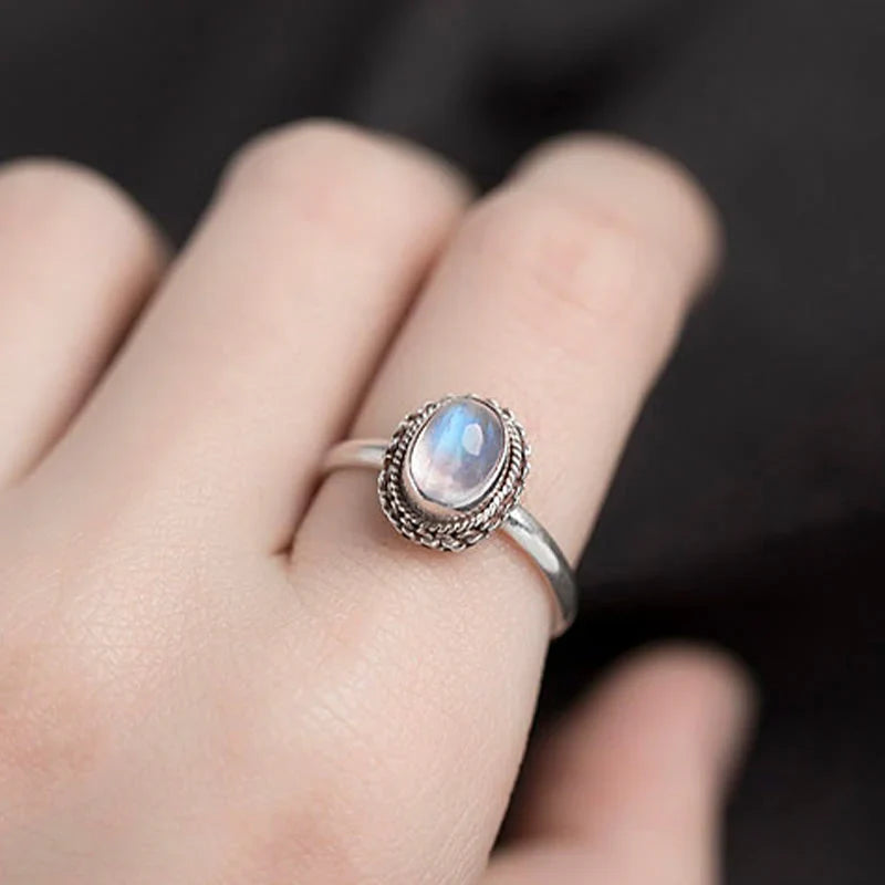 Anillo de piedra de luna con cuerda Carmen, Lucía & Rocío