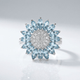 Anillo plateado con flor de topacio