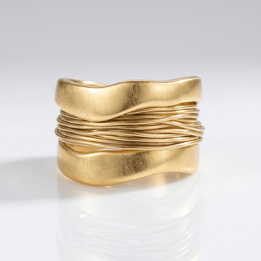 Anillo artesanal de alambre envuelto dorado – imagen 2