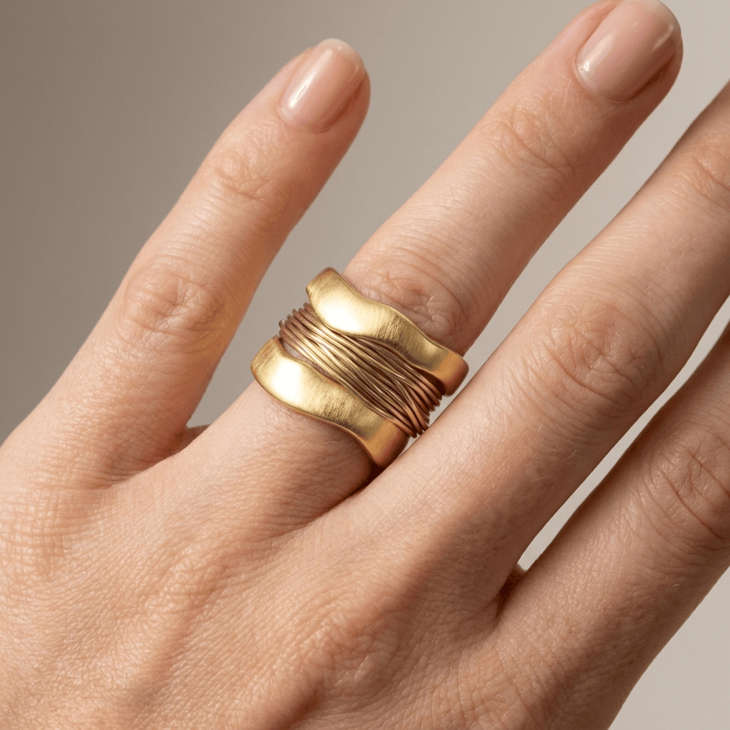 Anillo artesanal de alambre envuelto dorado – imagen 4