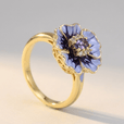 Anillo dorado con dije de flor azul – imagen 3