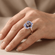 Anillo dorado con dije de flor azul – imagen 2