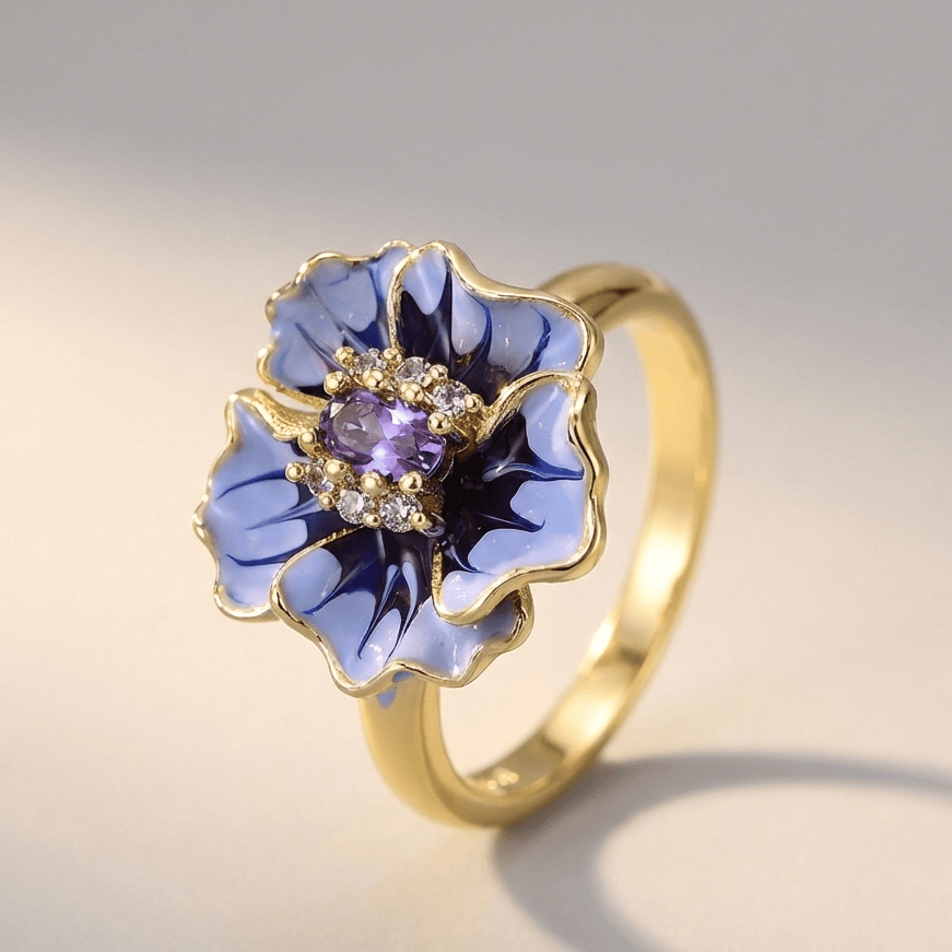 Anillo dorado con dije de flor azul