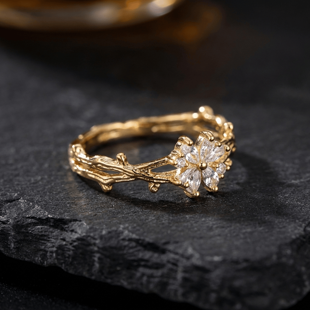 Anillo dorado con flor de rama