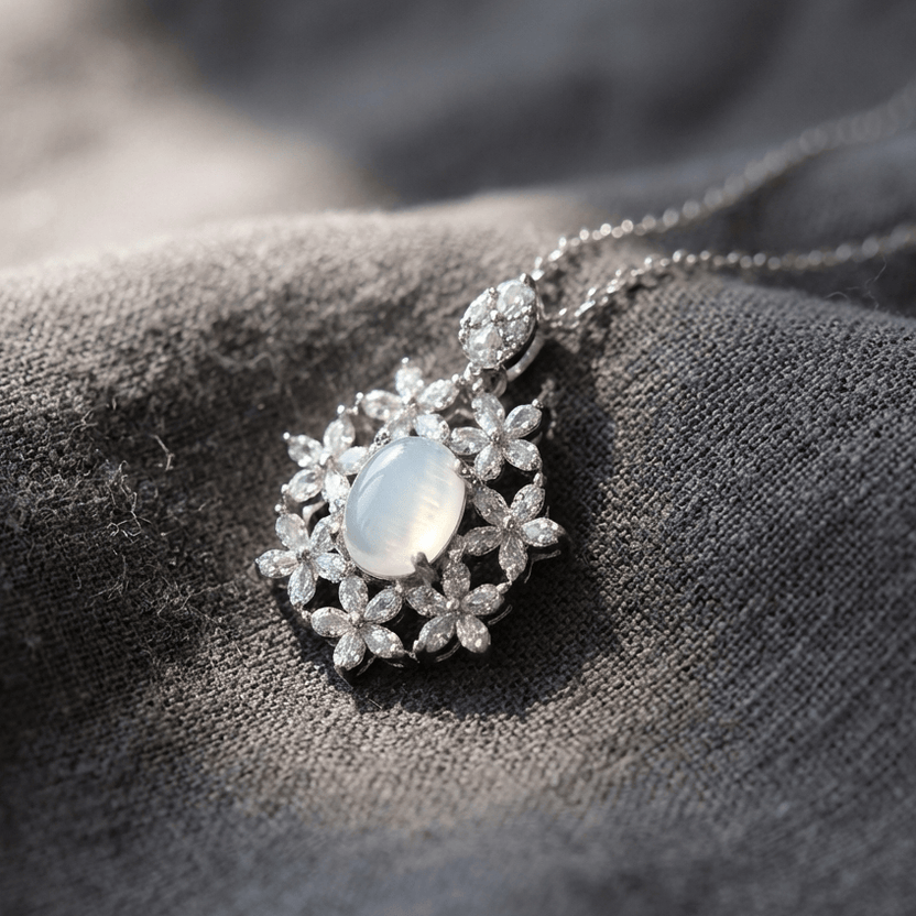 Collar celestial de circonita con piedra de luna