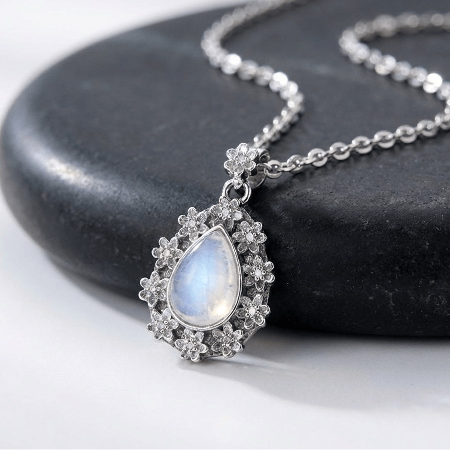 Collar radiante de piedra lunar