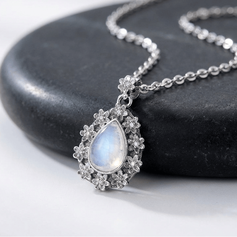 Collar radiante de piedra lunar