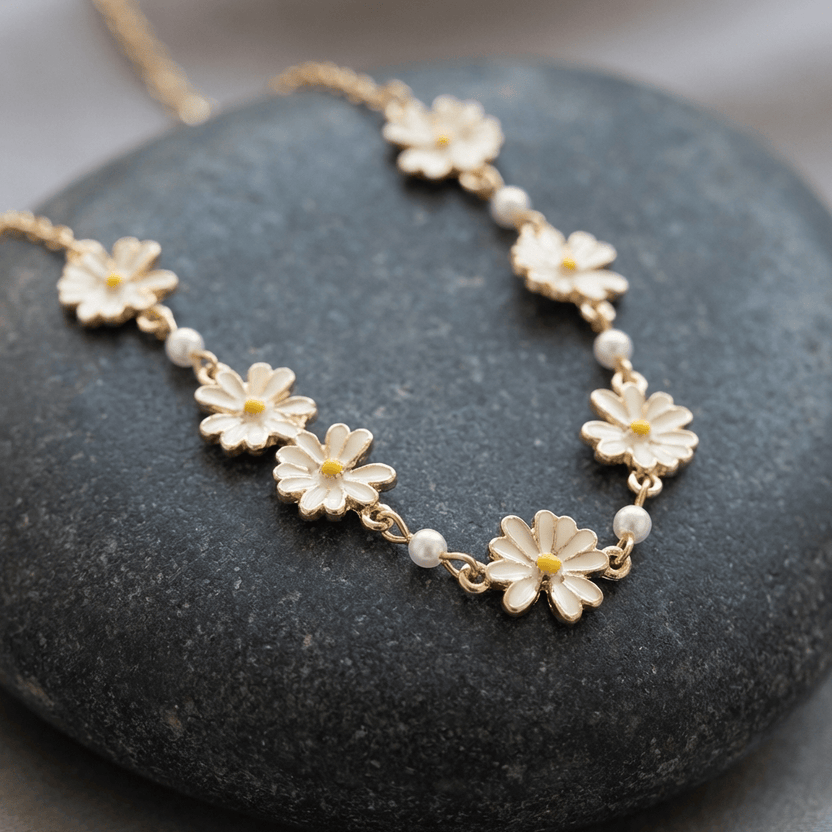 Collar floral dorado con margaritas