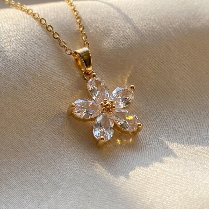 Collar de pétalo dorado