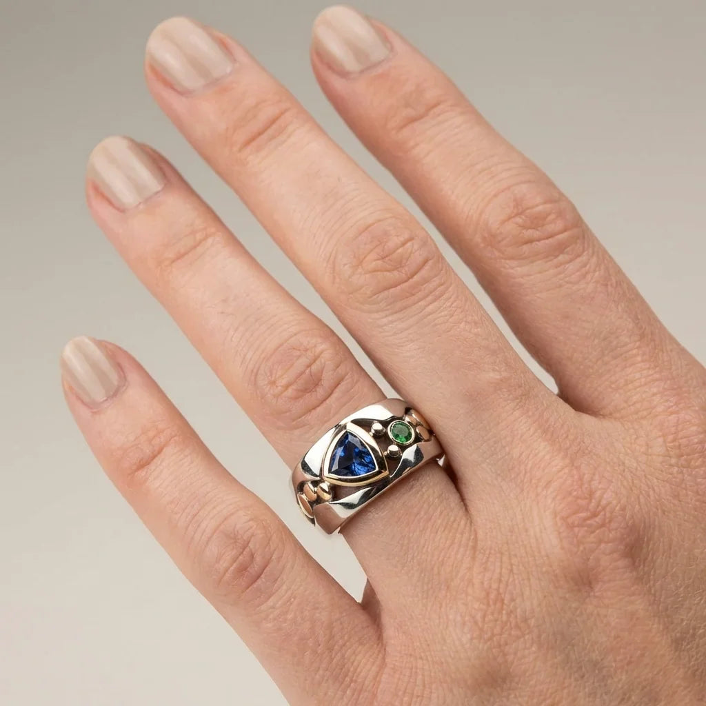Anillo bicolor con escudo de zafiro – imagen 2