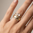 Anillo apilable de circonita dorada – imagen 2