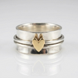 Anillo antiguo con banda en forma de corazón