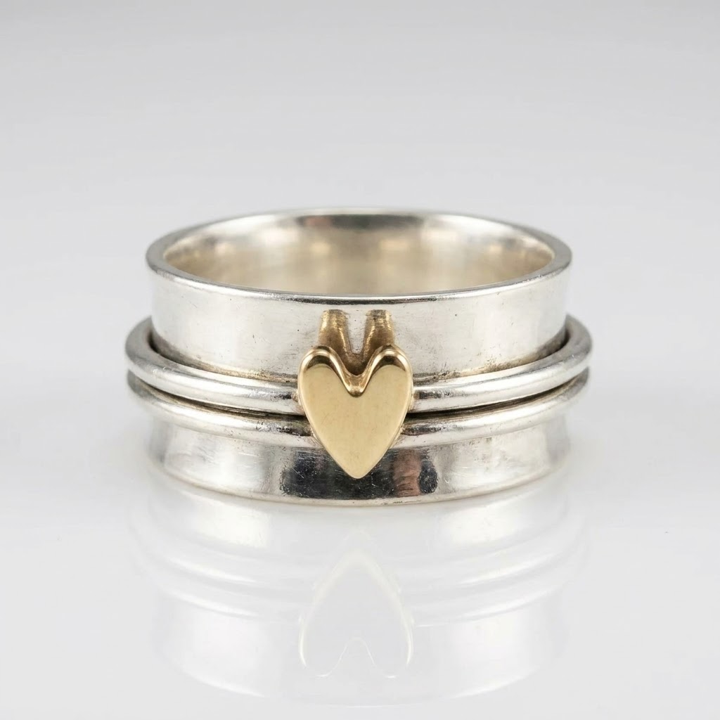 Anillo antiguo con banda en forma de corazón