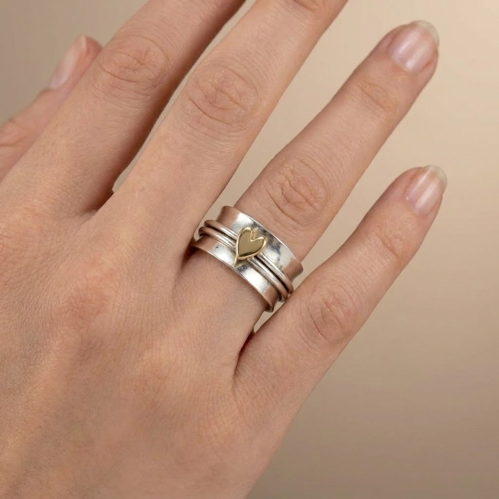 Anillo antiguo con banda en forma de corazón – imagen 2