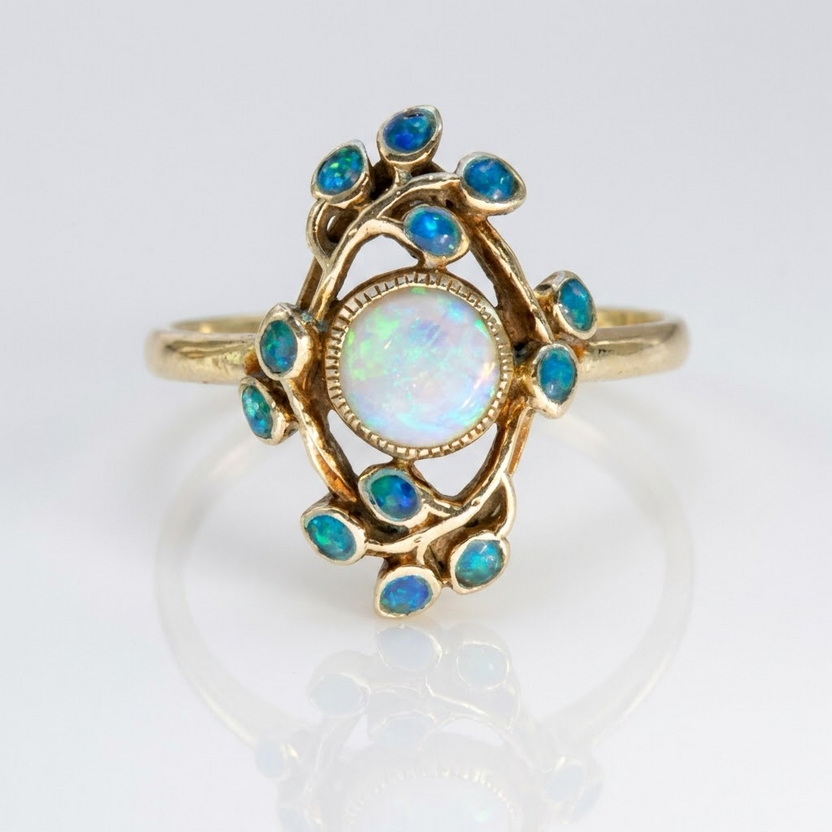 Anillo vintage de ópalo con flor