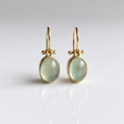 Pendientes dorados de gota verde
