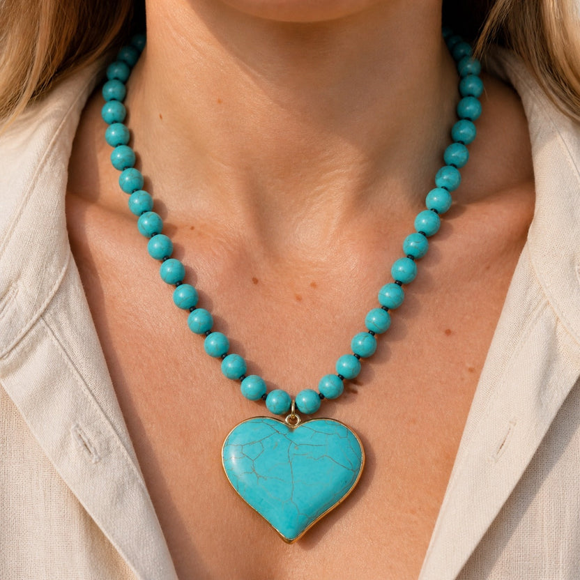 Collar de cuentas con piedra de turquesa en forma de corazón
