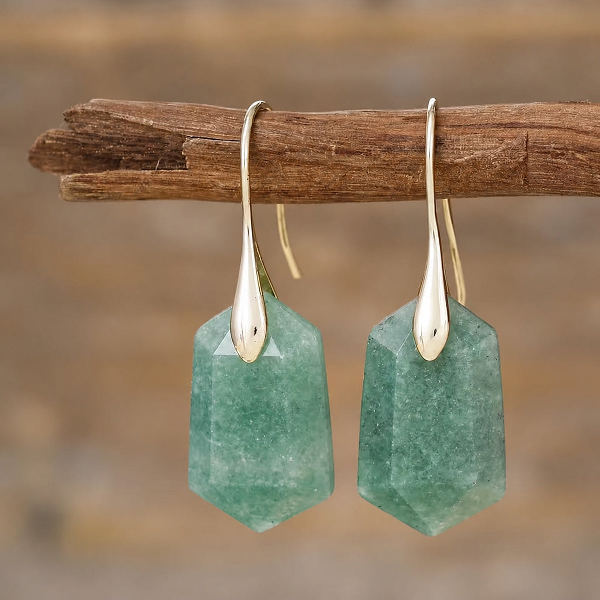 Pendientes artesanales de cuarzo facetado en gota – imagen 2