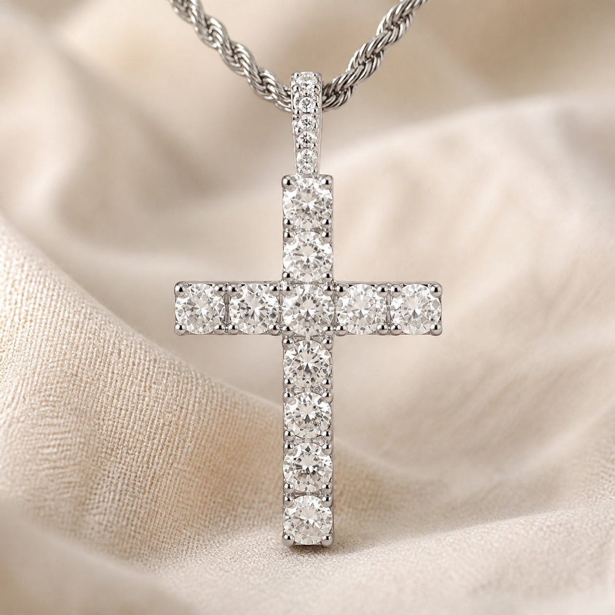 Collar de cruz de oro y moissanita – imagen 2
