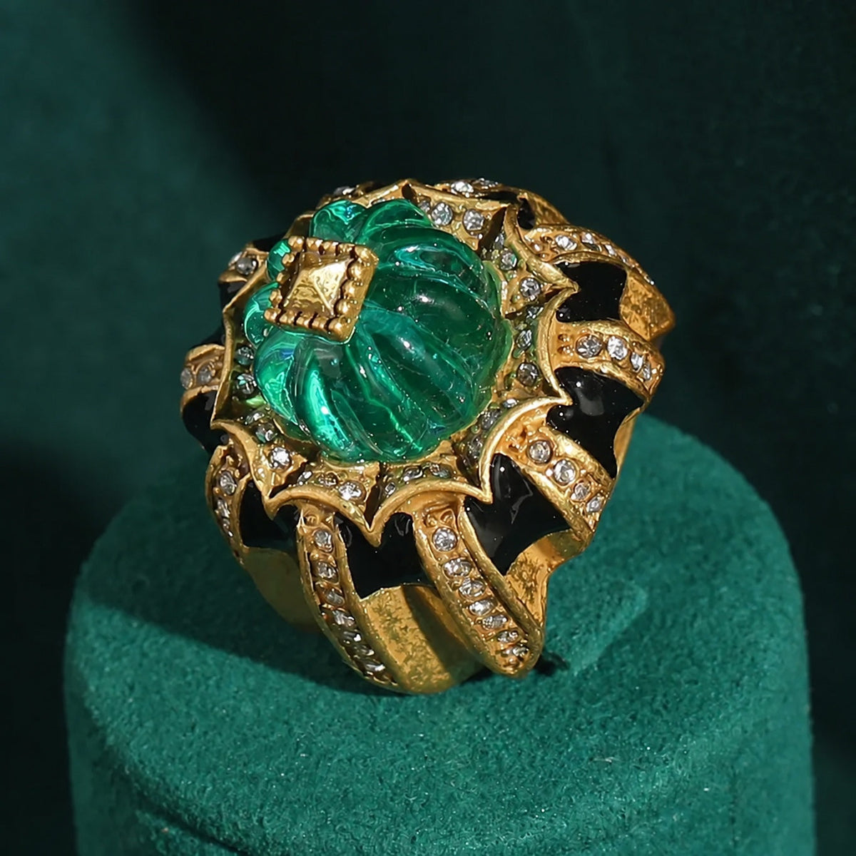 Anillo de cristal tallado verde esmeralda