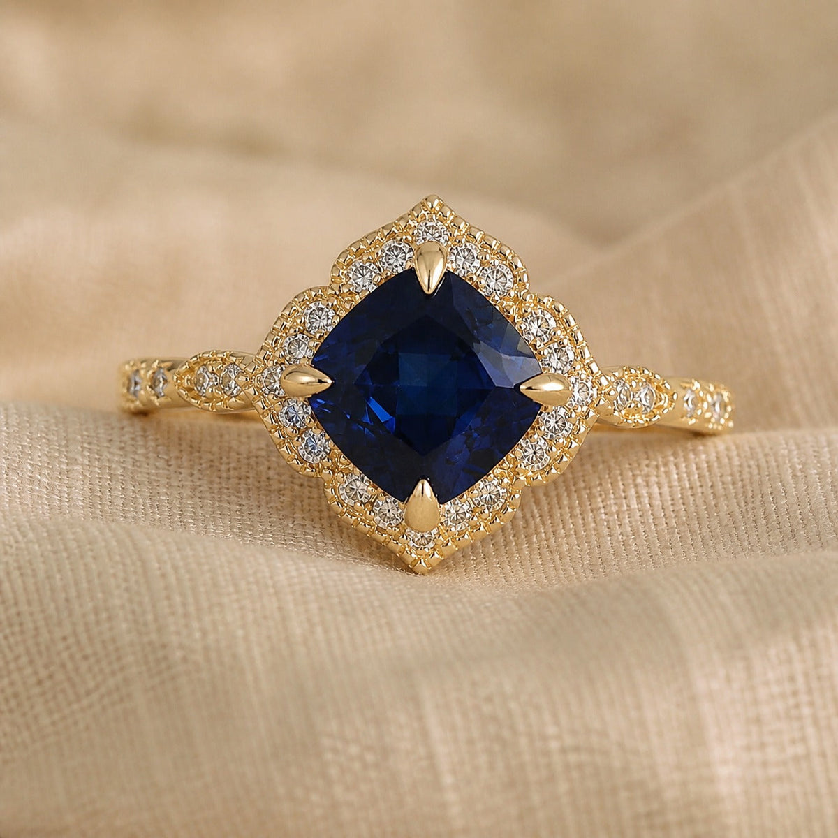 Anillo de zafiro real de talla cojín
