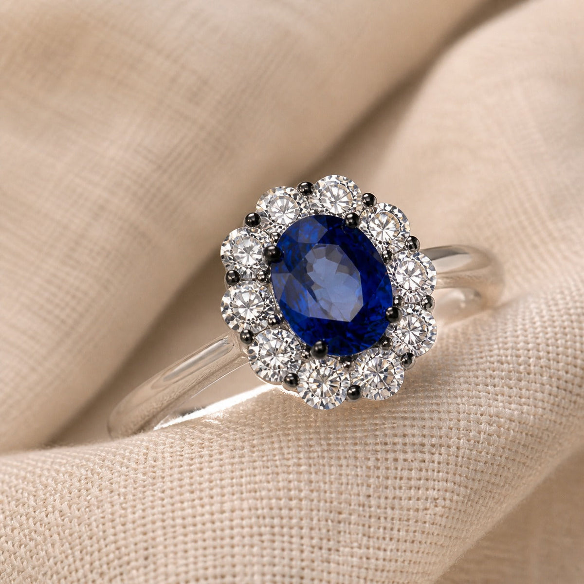 Anillo de flor de zafiro azul