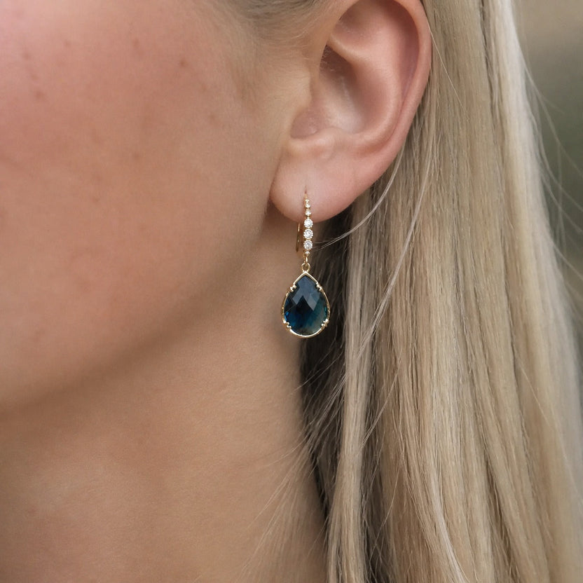 Pendientes celestiales de zafiro en forma de lágrima