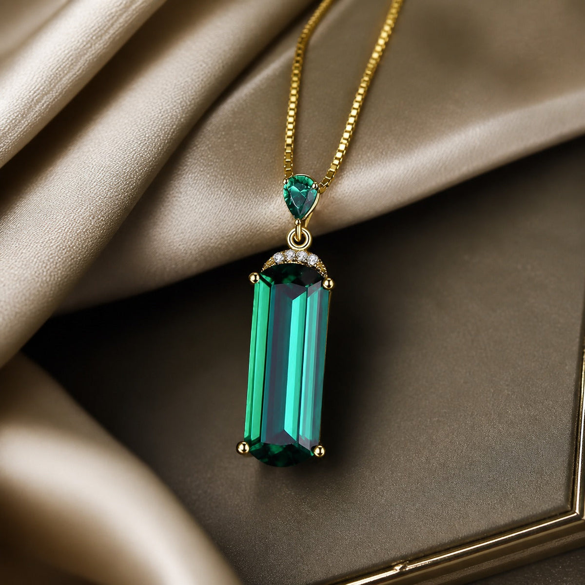 Collar con colgante de cristal esmeralda – imagen 4