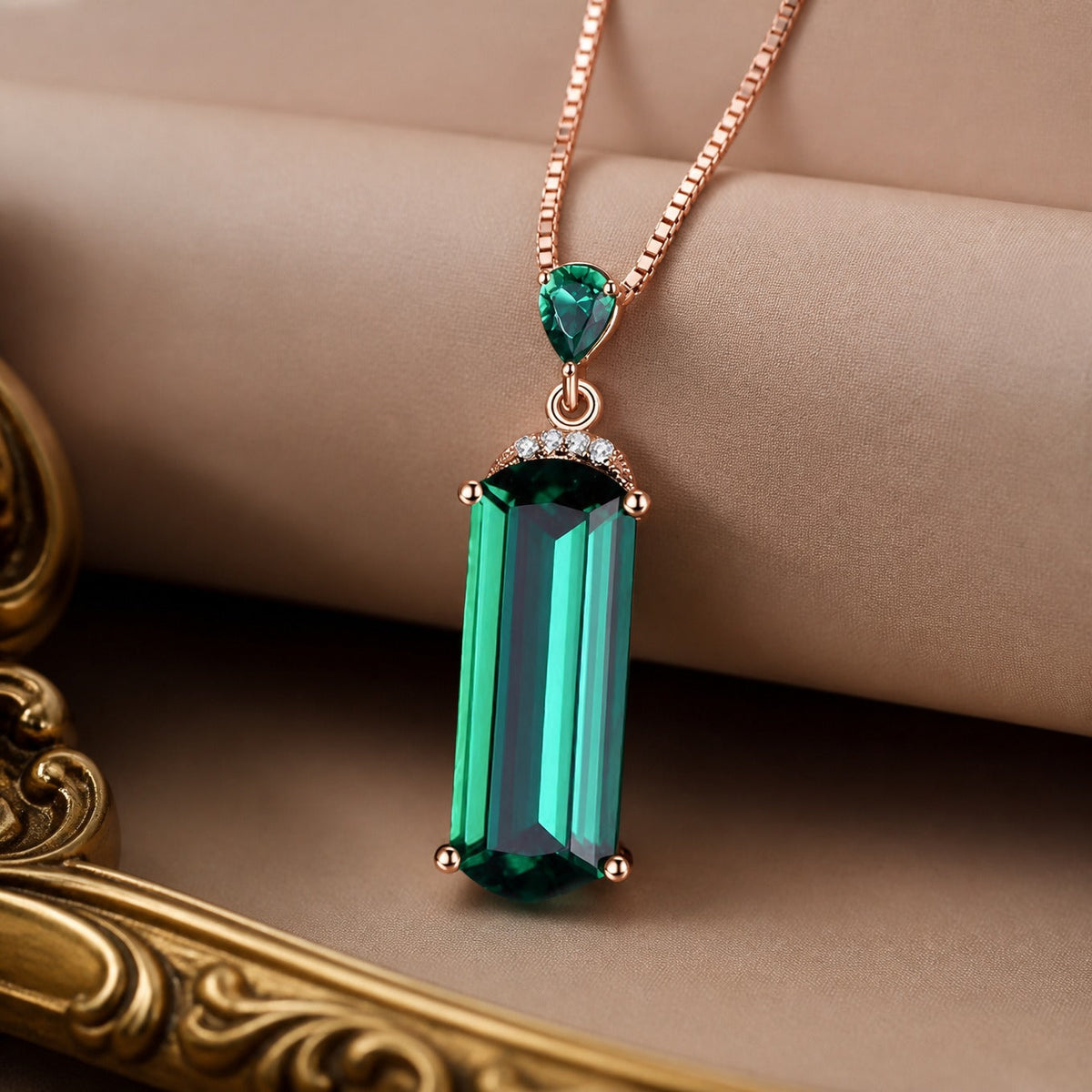 Collar con colgante de cristal esmeralda – imagen 3