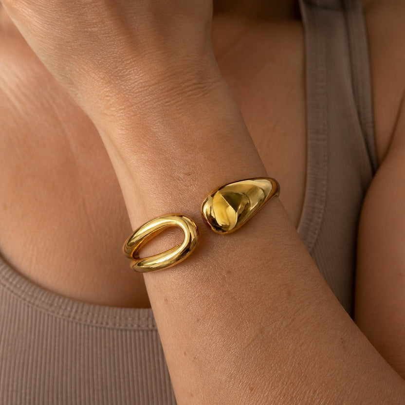 Pulsera Enduring de oro con lágrima