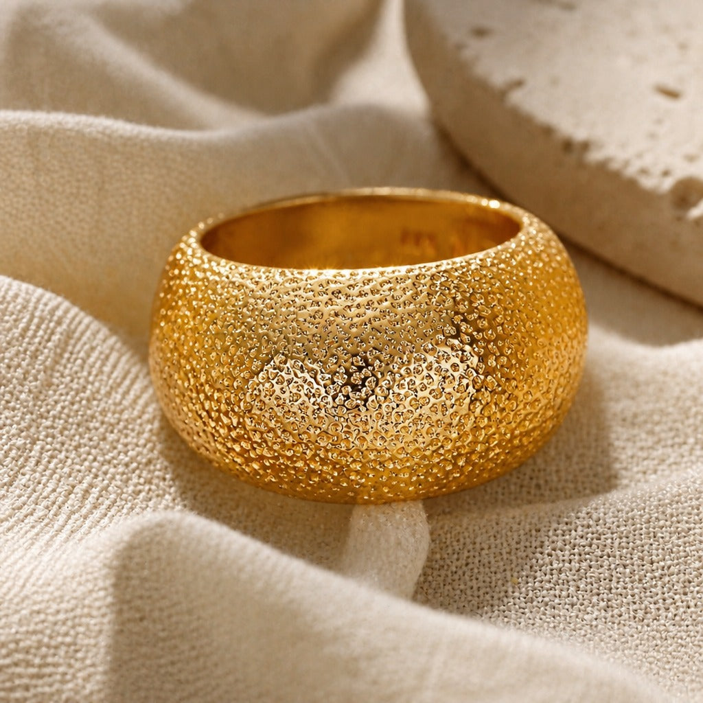 Anillo dorado con cúpula Dinastía — Carmen, Lucía & Rocío