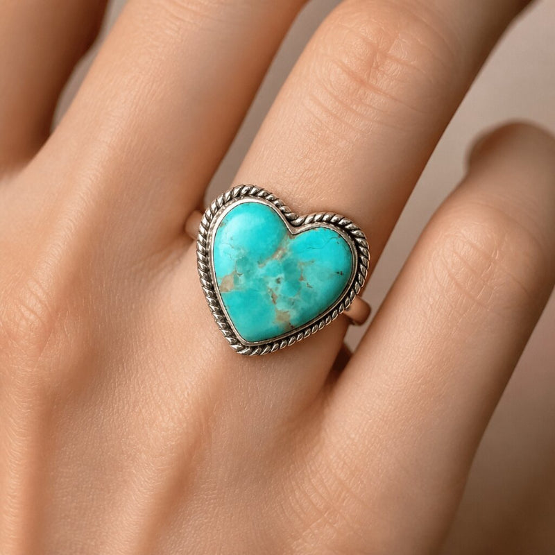 Anillo de corazón con turquesa luminosa