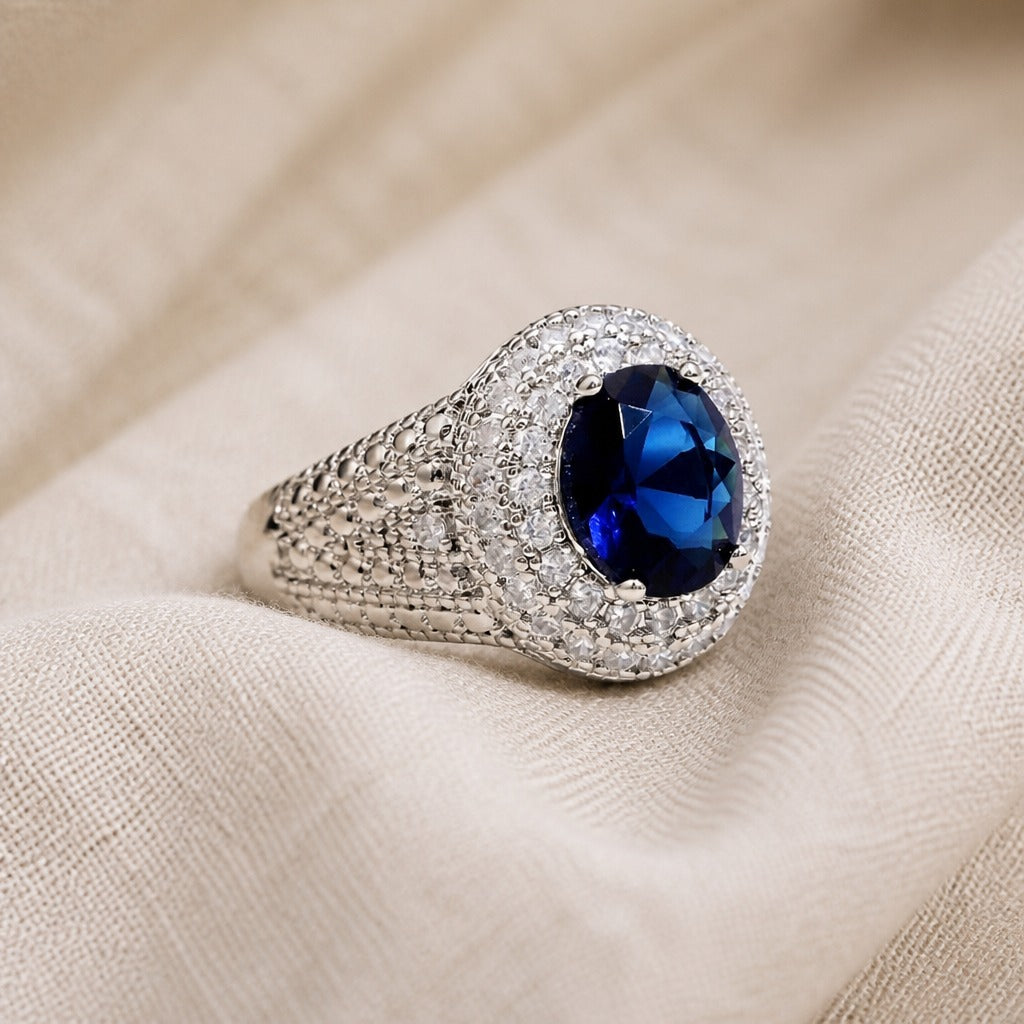 Anillo halo de zafiro atemporal