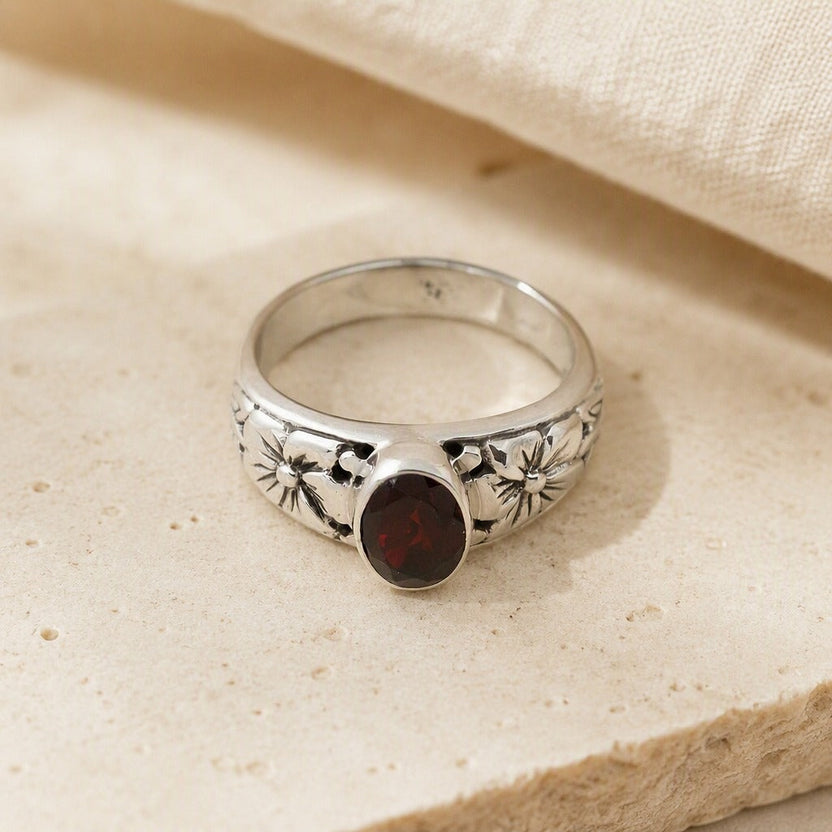 Anillo vintage carmesí con halo