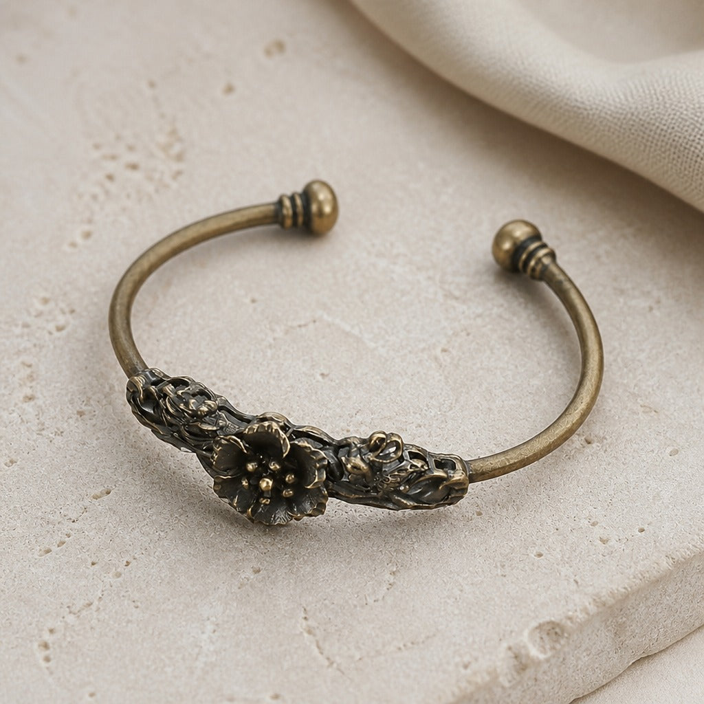 Brazalete floral de puño artesanal – imagen 2