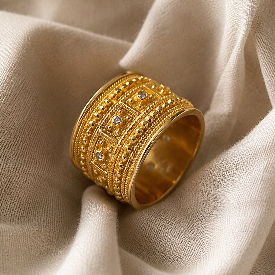 Anillo dorado opulento con adornos