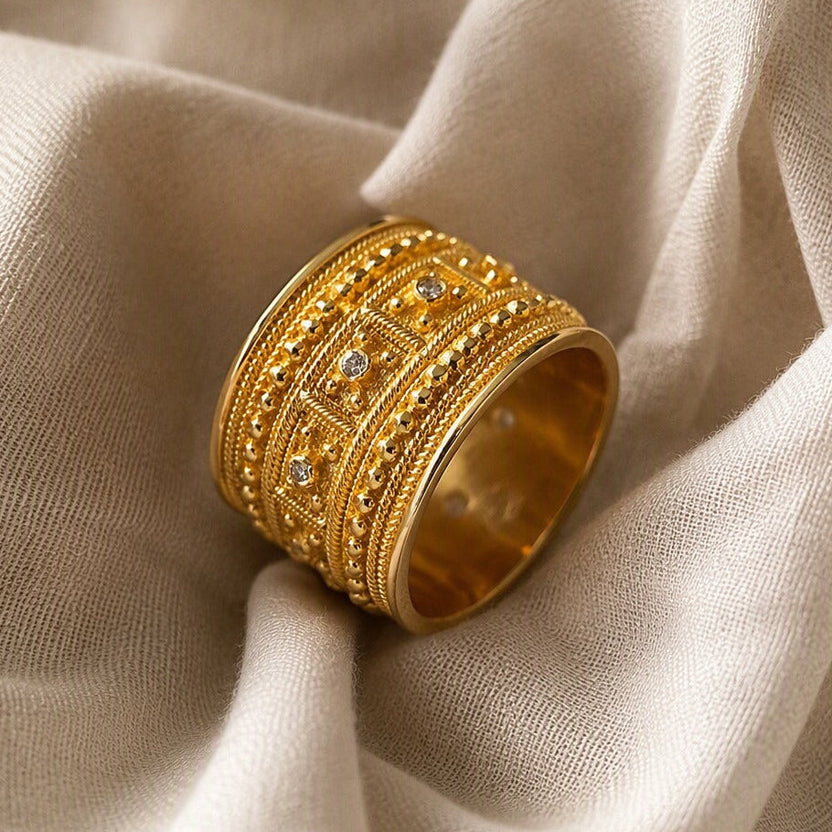 Anillo dorado opulento con adornos