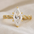 Anillo dorado de cristal en talla marquesa