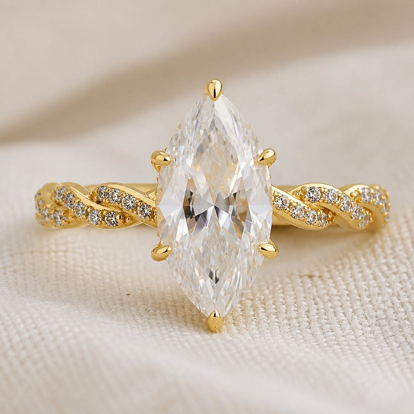 Anillo dorado de cristal en talla marquesa